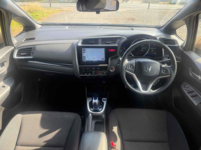 フィットハイブリッド Ｓパッケージ　ハイブリッド　ナビ　ＴＶ　オートクルーズコントロール　オートライト　ＬＥＤヘッドランプ　スマートキー　電動格納ミラー　ＡＴ　盗難防止システム　衝突安全ボディ　アルミホイール　ＡＢＳ　ＥＳＣ　エアコン（2枚目）