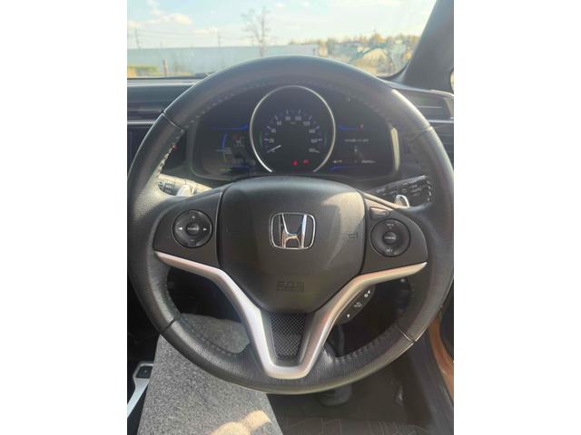 フィットハイブリッド Ｓパッケージ　ハイブリッド　ナビ　ＴＶ　オートクルーズコントロール　オートライト　ＬＥＤヘッドランプ　スマートキー　電動格納ミラー　ＡＴ　盗難防止システム　衝突安全ボディ　アルミホイール　ＡＢＳ　ＥＳＣ　エアコン（3枚目）