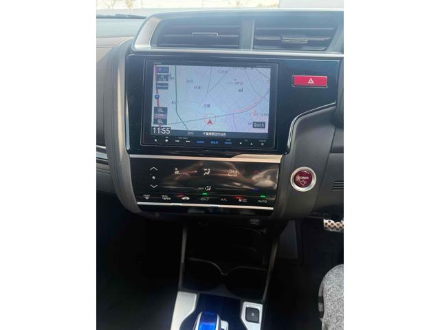 フィットハイブリッド Ｓパッケージ　ハイブリッド　ナビ　ＴＶ　オートクルーズコントロール　オートライト　ＬＥＤヘッドランプ　スマートキー　電動格納ミラー　ＡＴ　盗難防止システム　衝突安全ボディ　アルミホイール　ＡＢＳ　ＥＳＣ　エアコン（4枚目）