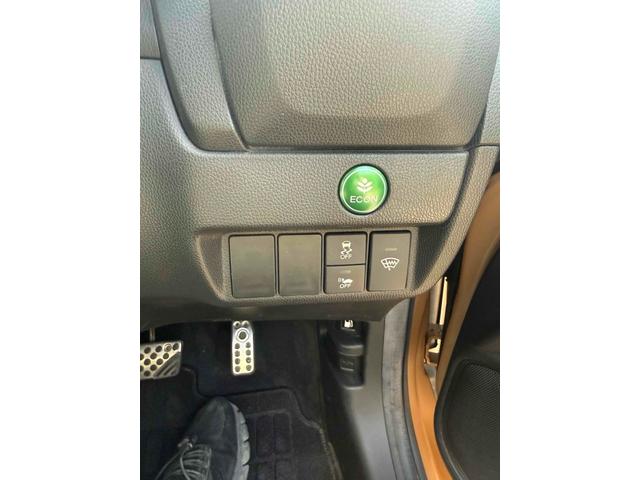 フィットハイブリッド Ｓパッケージ　ハイブリッド　ナビ　ＴＶ　オートクルーズコントロール　オートライト　ＬＥＤヘッドランプ　スマートキー　電動格納ミラー　ＡＴ　盗難防止システム　衝突安全ボディ　アルミホイール　ＡＢＳ　ＥＳＣ　エアコン（5枚目）