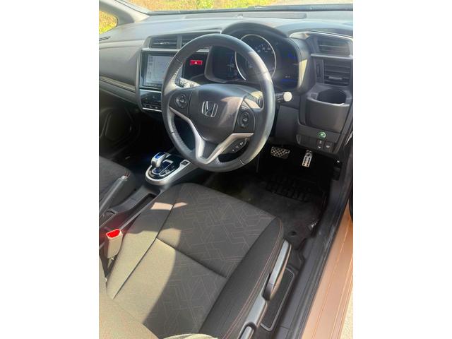 フィットハイブリッド Ｓパッケージ　ハイブリッド　ナビ　ＴＶ　オートクルーズコントロール　オートライト　ＬＥＤヘッドランプ　スマートキー　電動格納ミラー　ＡＴ　盗難防止システム　衝突安全ボディ　アルミホイール　ＡＢＳ　ＥＳＣ　エアコン（6枚目）