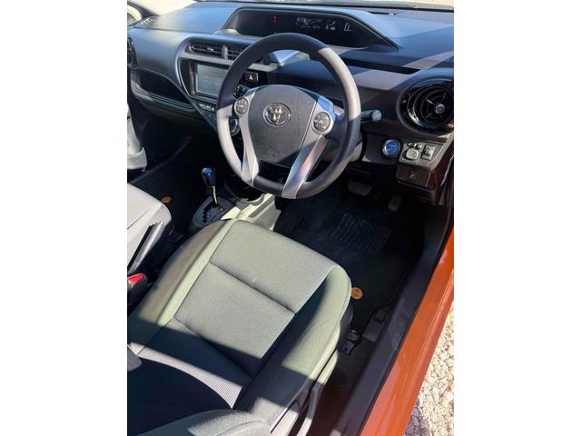 アクア Ｓ　アルミホイール　スマートキー　電動格納ミラー　ＣＶＴ　衝突安全ボディ　ＡＢＳ　ＥＳＣ　エアコン　パワーステアリング　パワーウィンドウ（3枚目）