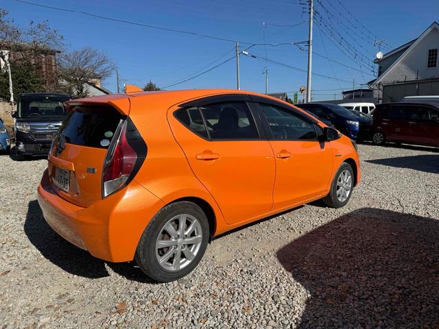 アクア Ｓ　アルミホイール　スマートキー　電動格納ミラー　ＣＶＴ　衝突安全ボディ　ＡＢＳ　ＥＳＣ　エアコン　パワーステアリング　パワーウィンドウ（7枚目）