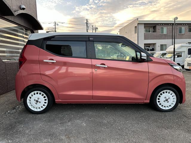 デイズ ボレロ　Ｘ　踏み間違い防止アシスト　横滑り防止　キーレス　衝突安全ボディ　　インテリキー　ＥＴＣ　エアＢ　電動格納ドアミラー　３６０°ビューモニター　前後ソナー　ＶＤＣ　本革巻きステアリング　アルミホイール（4枚目）