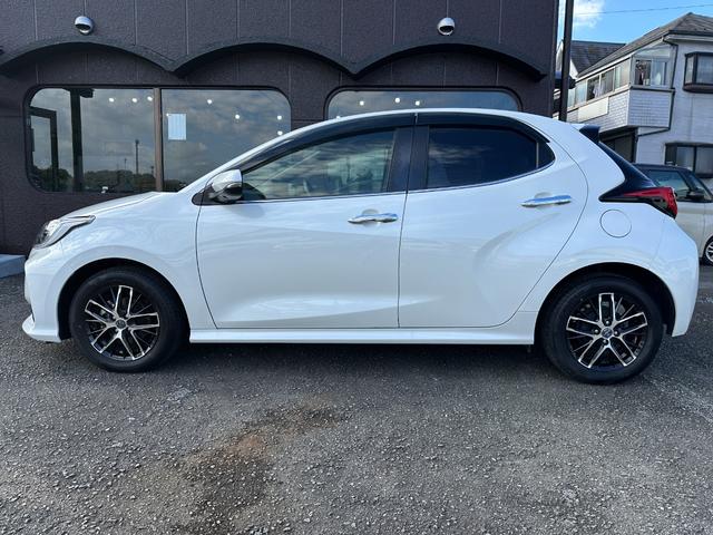 ヤリス Ｚ　サイドＳＲＳ　ＡＡＣ　バックモニタ　ＡＨＢ　スマキー　横滑防止装置　キーフリー　ＬＥＤランプ　オートライト　クルコン　シートヒーター　　ＵＳＢ　ＡＢＳ　車線逸脱防止　ブラインドスポットモニター装備（4枚目）