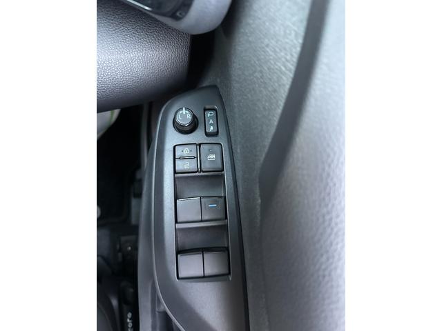 ヤリス Ｚ　サイドＳＲＳ　ＡＡＣ　バックモニタ　ＡＨＢ　スマキー　横滑防止装置　キーフリー　ＬＥＤランプ　オートライト　クルコン　シートヒーター　　ＵＳＢ　ＡＢＳ　車線逸脱防止　ブラインドスポットモニター装備（29枚目）