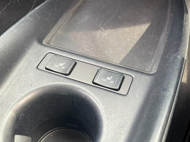 プリウス Ｓツーリングセレクション　ＴＳＳ　純正ナビ　Ｂカメラ　Ｂｌｕｅｔｏｏｔｈ　フルセグＴＶ　オートライト　オートハイビーム　レザーシート　シートヒーター　レーダークルーズコントロール　ビルトインＥＴＣ　ＬＥＤヘッドライト（9枚目）