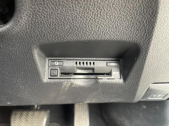 プリウス Ｓツーリングセレクション　ＴＳＳ　純正ナビ　Ｂカメラ　Ｂｌｕｅｔｏｏｔｈ　フルセグＴＶ　オートライト　オートハイビーム　レザーシート　シートヒーター　レーダークルーズコントロール　ビルトインＥＴＣ　ＬＥＤヘッドライト（17枚目）