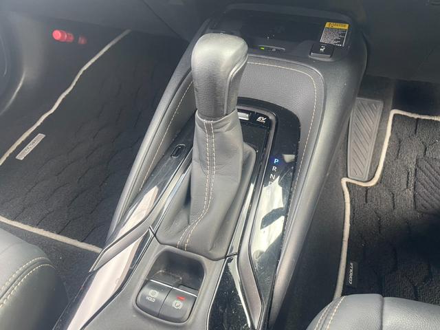 カローラツーリング ハイブリッド　ダブルバイビー　トヨタセーフティセンス　ＢＳＭ　ディスプレイオーディオ　Ｂｌｕｅｔｏｏｔｈ　フルセグＴＶ　オートライト　オートハイビーム　ＥＴＣ　ハーフレザーシート　シートヒーター　ハンドルヒーター　レーダークルコン（11枚目）