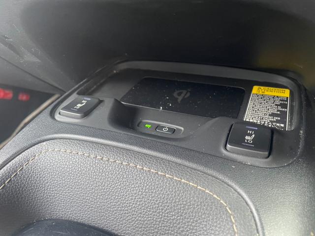 カローラツーリング ハイブリッド　ダブルバイビー　トヨタセーフティセンス　ＢＳＭ　ディスプレイオーディオ　Ｂｌｕｅｔｏｏｔｈ　フルセグＴＶ　オートライト　オートハイビーム　ＥＴＣ　ハーフレザーシート　シートヒーター　ハンドルヒーター　レーダークルコン（12枚目）