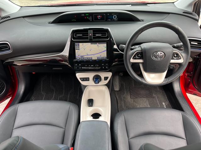 プリウス Ａツーリングセレクション　純正９インチ大型ナビ　黒レザー　バックカメラ　ブラインドスポットモニター　純正１７インチＡＷ　Ｂｌｕｅｔｏｏｔｈ　レーダークルーズコントロール　ＨＵＤ　ＬＥＤヘッドライト　ＥＴＣ　左右シートヒーター（3枚目）