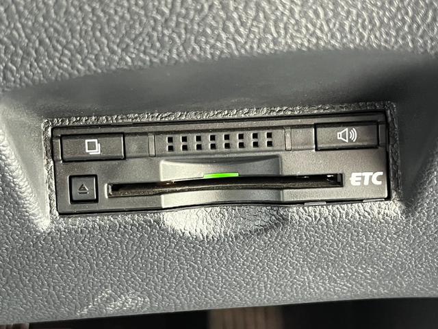 プリウス Ａツーリングセレクション　純正９インチ大型ナビ　黒レザー　バックカメラ　ブラインドスポットモニター　純正１７インチＡＷ　Ｂｌｕｅｔｏｏｔｈ　レーダークルーズコントロール　ＨＵＤ　ＬＥＤヘッドライト　ＥＴＣ　左右シートヒーター（12枚目）