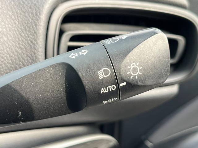 プリウス Ｓ　純正ナビ　トヨタセーフティセンス　ＡＣ１００Ｖ電源　バックカメラ　Ｂｌｕｅｔｏｏｔｈ　レーダークルーズコントロール　レーンキープアシスト　ＥＴＣ　オートハイビーム　ＬＥＤヘッドライト　コーナーセンサー（9枚目）