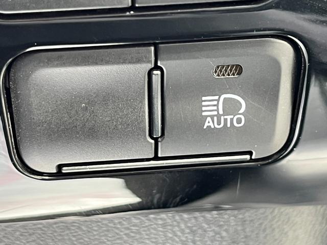 プリウス Ｓ　純正ナビ　トヨタセーフティセンス　ＡＣ１００Ｖ電源　バックカメラ　Ｂｌｕｅｔｏｏｔｈ　レーダークルーズコントロール　レーンキープアシスト　ＥＴＣ　オートハイビーム　ＬＥＤヘッドライト　コーナーセンサー（12枚目）