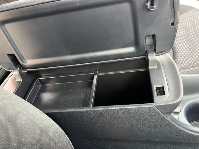 プリウス Ｓ　純正ナビ　トヨタセーフティセンス　ＡＣ１００Ｖ電源　バックカメラ　Ｂｌｕｅｔｏｏｔｈ　レーダークルーズコントロール　レーンキープアシスト　ＥＴＣ　オートハイビーム　ＬＥＤヘッドライト　コーナーセンサー（18枚目）