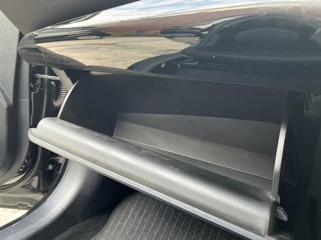 プリウス Ｓ　純正ナビ　トヨタセーフティセンス　ＡＣ１００Ｖ電源　バックカメラ　Ｂｌｕｅｔｏｏｔｈ　レーダークルーズコントロール　レーンキープアシスト　ＥＴＣ　オートハイビーム　ＬＥＤヘッドライト　コーナーセンサー（25枚目）