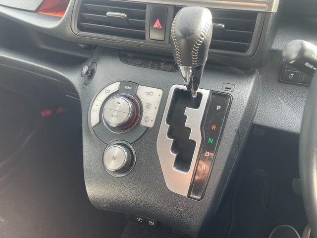 シエンタ ハイブリッド　ファンベースＧ　トヨタセーフティセンス　純正ナビ　Ｂカメラ　ビルトインＥＴＣ　Ｂｌｕｅｔｏｏｔｈ　地デジ　両側パワースライドドア　クリアランスソナー　オートハイビーム　ＬＥＤヘッドライト　ドライブレコーダー（10枚目）