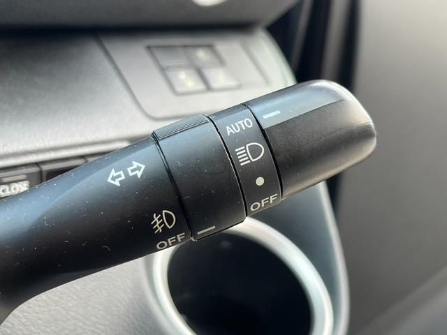 シエンタ ハイブリッドＧ　クエロ　モデリスタエアロ　フリップダウンモニター　両側パワースライドドア　ハーフレザー　純正ナビ　左右シートヒーター　バックカメラ　ＥＴＣ　トヨタセーフティセンス　ＬＥＤヘッドライト　ドラレコ　ＤＶＤ再生（13枚目）