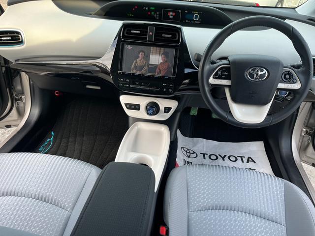 プリウス A 純正9インチ大型ナビ バックカメラ コーナーセンサー DVD再生 レーダークルーズコントロール トヨタセーフティセンス ブラインドスポットモニター ヘッドアップディスプレイ LEDヘッドライト ETC(3枚目)
