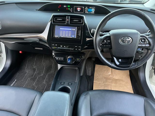 プリウス Sツーリングセレクション モデリスタエアロ 黒レザー パナソニックナビ シートヒーター 純正17インチAW トヨタセーフティセンス ドライブレコーダー LEDヘッドライト バックカメラ ETC オートハイビーム レーンアシスト(4枚目)