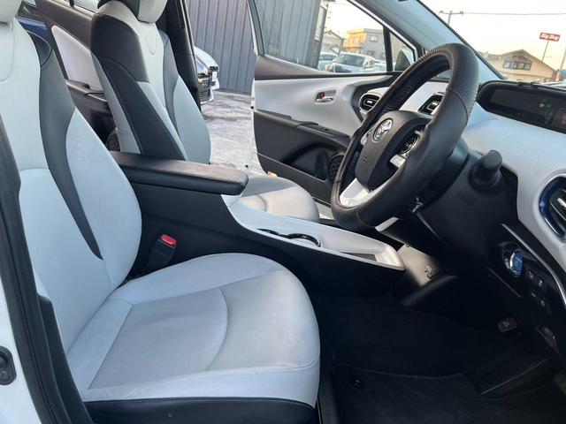 プリウス Ａツーリングセレクション　社外エアロ　白黒レザー　カロッツェリア大型ナビ　トヨタセーフティセンス　シートヒーター　Ｂｌｕｅｔｏｏｔｈ　ＤＶＤ再生　フルセグＴＶ　Ｂｌｕｅｔｏｏｔｈ　ＢＳＭ　ＨＵＤ　ＬＥＤヘッドライト　ＥＴＣ（28枚目）