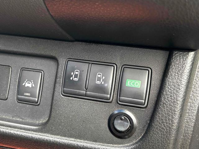 両側電動スライドドア！！荷物で手が塞がるなど簡単にドアの開閉が出来ます！何より力いらずで開閉ＯＫ！女性やお年寄りにも優しい。電動機能はＯＦＦにもできますから元気なお子様の駆け出しも安心！