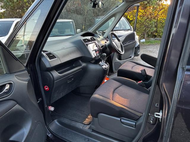 セレナ ハイウェイスター　Ｓ－ハイブリッド　バックカメラ　ナビ　ＴＶ　オートクルーズコントロール　電動スライドドア　オートライト　ＨＩＤ　スマートキー　アイドリングストップ　電動格納ミラー　３列シート　ＣＶＴ　ＣＤ（22枚目）