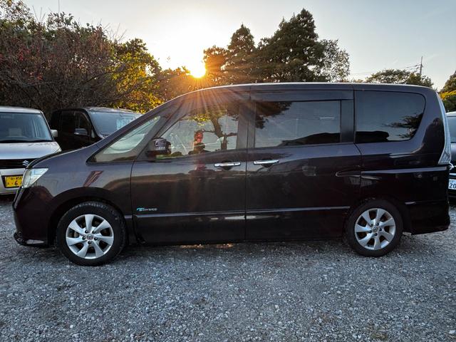 セレナ ハイウェイスター　Ｓ－ハイブリッド　バックカメラ　ナビ　ＴＶ　オートクルーズコントロール　電動スライドドア　オートライト　ＨＩＤ　スマートキー　アイドリングストップ　電動格納ミラー　３列シート　ＣＶＴ　ＣＤ（27枚目）