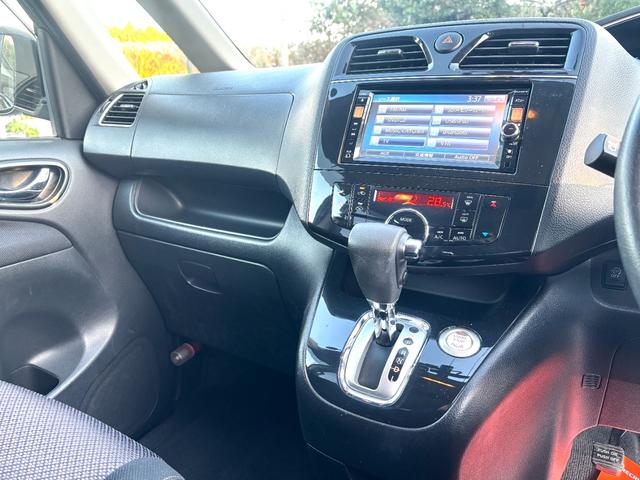 セレナ ハイウェイスター　Ｓ－ハイブリッド　バックカメラ　ナビ　ＴＶ　オートクルーズコントロール　電動スライドドア　オートライト　ＨＩＤ　スマートキー　アイドリングストップ　電動格納ミラー　３列シート　ＣＶＴ　ＣＤ（34枚目）