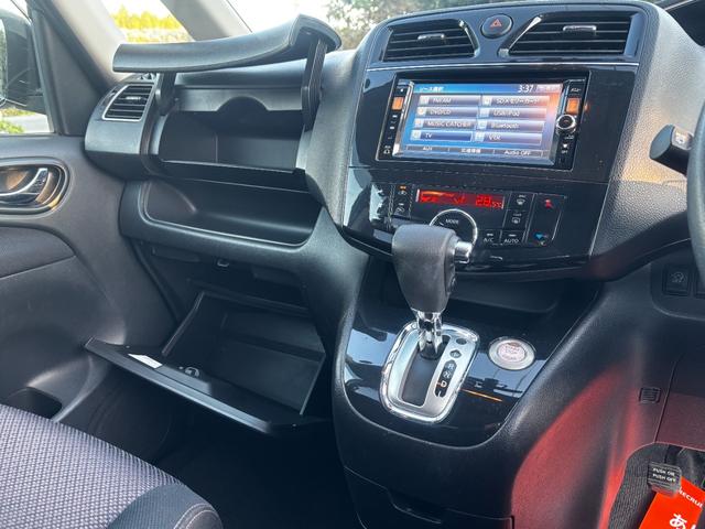 セレナ ハイウェイスター　Ｓ－ハイブリッド　バックカメラ　ナビ　ＴＶ　オートクルーズコントロール　電動スライドドア　オートライト　ＨＩＤ　スマートキー　アイドリングストップ　電動格納ミラー　３列シート　ＣＶＴ　ＣＤ（35枚目）