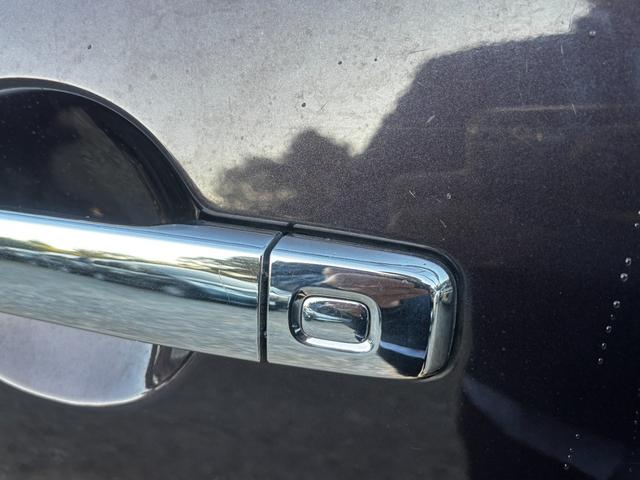 セレナ ハイウェイスター　Ｓ－ハイブリッド　バックカメラ　ナビ　ＴＶ　オートクルーズコントロール　電動スライドドア　オートライト　ＨＩＤ　スマートキー　アイドリングストップ　電動格納ミラー　３列シート　ＣＶＴ　ＣＤ（39枚目）