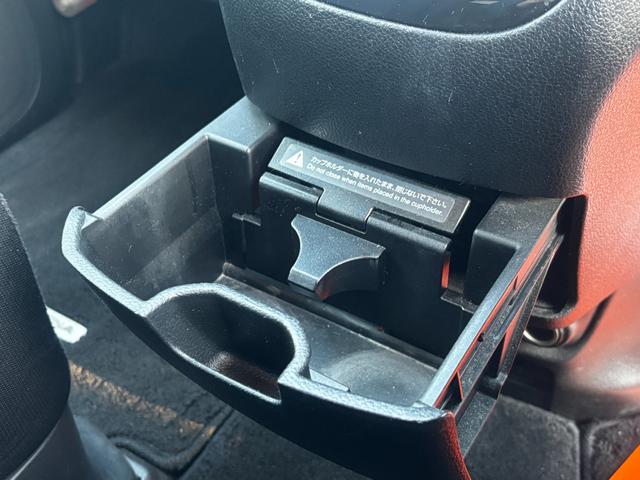 セレナ ハイウェイスター　Ｓ－ハイブリッド　バックカメラ　ナビ　ＴＶ　オートクルーズコントロール　電動スライドドア　オートライト　ＨＩＤ　スマートキー　アイドリングストップ　電動格納ミラー　３列シート　ＣＶＴ　ＣＤ（46枚目）