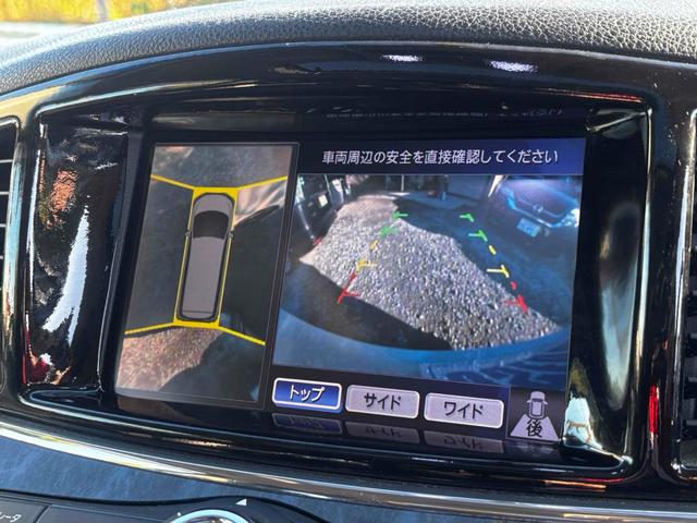 【全方位型モニター】クルマを上空から見下ろしているかのように、直感的に周囲の状況を把握できる全方位型モニター。狭い場所での駐車でも周囲が映像で確認できます。