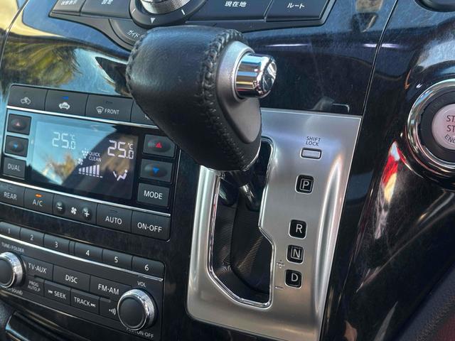 シフトレバー。ぜひ一度お客様の目で確認してください。