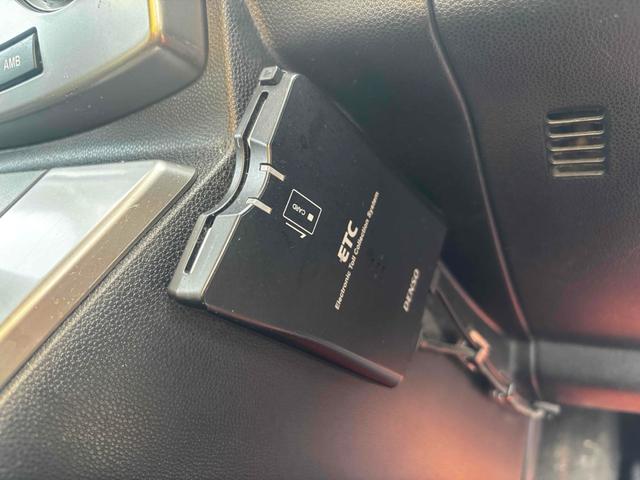 プレマシー ２０Ｓ　ＥＴＣ　クリアランスソナー　両側電動スライドドア　ＨＩＤ　スマートキー　電動格納ミラー　３列シート　フルフラット　オットマン　ＡＴ　アルミホイール　ＣＤ　盗難防止システム　衝突安全ボディ　ＡＢＳ（12枚目）