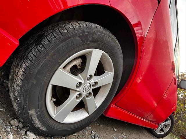 プレマシー ２０Ｓ　ＥＴＣ　クリアランスソナー　両側電動スライドドア　ＨＩＤ　スマートキー　電動格納ミラー　３列シート　フルフラット　オットマン　ＡＴ　アルミホイール　ＣＤ　盗難防止システム　衝突安全ボディ　ＡＢＳ（27枚目）