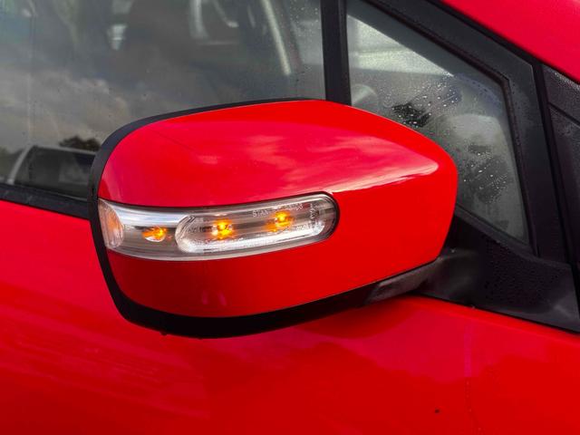 プレマシー ２０Ｓ　ＥＴＣ　クリアランスソナー　両側電動スライドドア　ＨＩＤ　スマートキー　電動格納ミラー　３列シート　フルフラット　オットマン　ＡＴ　アルミホイール　ＣＤ　盗難防止システム　衝突安全ボディ　ＡＢＳ（28枚目）