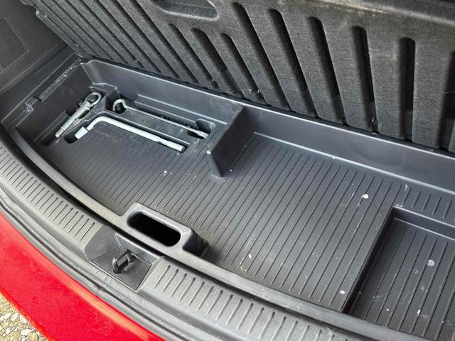 プレマシー ２０Ｓ　ＥＴＣ　クリアランスソナー　両側電動スライドドア　ＨＩＤ　スマートキー　電動格納ミラー　３列シート　フルフラット　オットマン　ＡＴ　アルミホイール　ＣＤ　盗難防止システム　衝突安全ボディ　ＡＢＳ（30枚目）