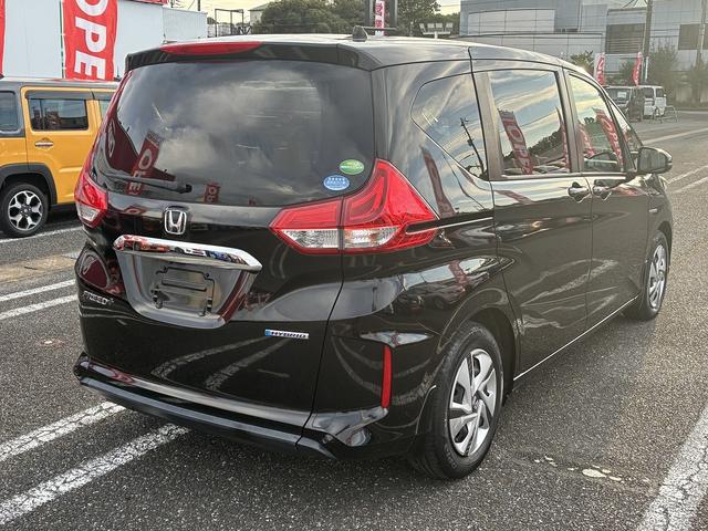 フリード＋ハイブリッド ハイブリッドＧ・ホンダセンシング　ディスプレイオーディオ　ＣＤ　Ｂｌｕｅｔｏｏｔｈ接続　バックカメラ　スマートキープッシュスタート　クルーズコントロール　両側電動スライドドア　レーンキープアシスト　ＥＴＣ　シートヒーター　ＬＥＤ（8枚目）