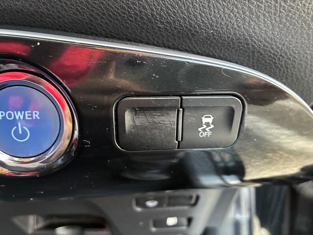 プリウス 　トヨタセーフティセンス　ＬＥＤヘットライト　フォグランプ　社外エアロ　トラクションコントロール　パワーウインドウ　電動格納ミラー　ステアリングスイッチ　ＡＢＳ　オートエアコン　シガーソケット（4枚目）