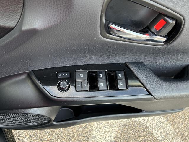 プリウス 　トヨタセーフティセンス　ＬＥＤヘットライト　フォグランプ　社外エアロ　トラクションコントロール　パワーウインドウ　電動格納ミラー　ステアリングスイッチ　ＡＢＳ　オートエアコン　シガーソケット（45枚目）