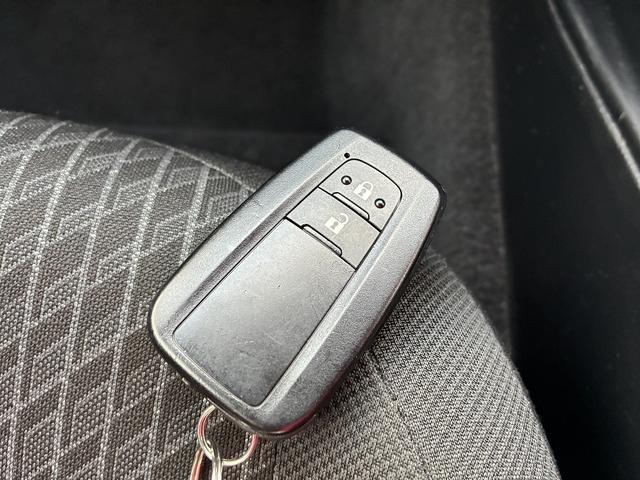 プリウス 　トヨタセーフティセンス　ＬＥＤヘットライト　フォグランプ　社外エアロ　トラクションコントロール　パワーウインドウ　電動格納ミラー　ステアリングスイッチ　ＡＢＳ　オートエアコン　シガーソケット（46枚目）