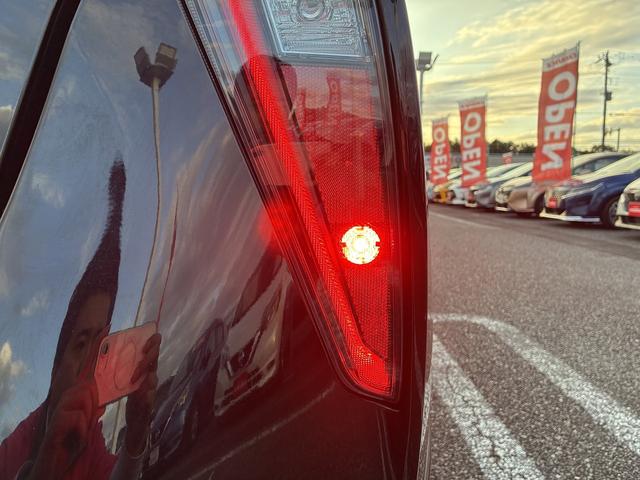 プリウス 　トヨタセーフティセンス　ＬＥＤヘットライト　フォグランプ　社外エアロ　トラクションコントロール　パワーウインドウ　電動格納ミラー　ステアリングスイッチ　ＡＢＳ　オートエアコン　シガーソケット（48枚目）