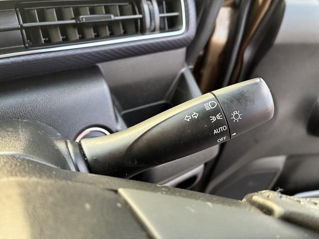 展示前や納車前に、全車両の内外装を、一台一台真心込めて手作業で清掃！展示中も全車毎日、営業スタッフも一緒に、外装の拭き上げ清掃を行っています！！　だからこそ自信を持ってお勧めできる一台となります。