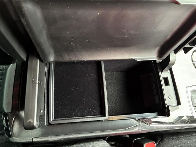 展示前や納車前に、全車両の内外装を、一台一台真心込めて手作業で清掃！展示中も全車毎日、営業スタッフも一緒に、外装の拭き上げ清掃を行っています！！　だからこそ自信を持ってお勧めできる一台となります。