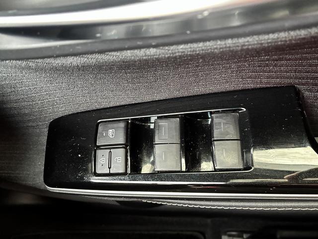 ☆広々店内です☆　今まで以上に清潔感のある広々とした店内で、大型モニターを使って、お客様をごゆっくりとご案内させて頂きます。