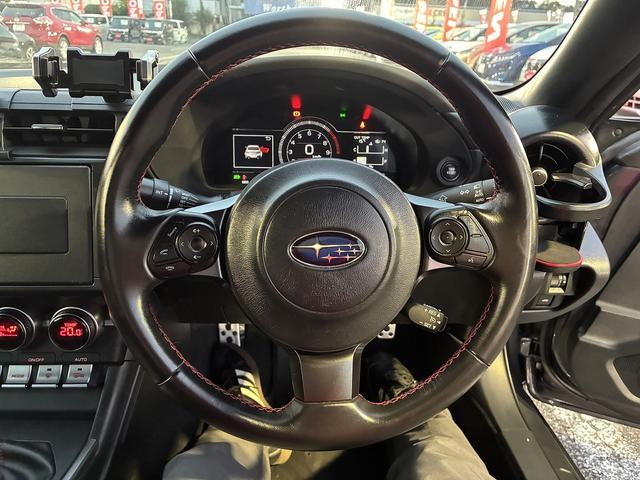 展示前や納車前に、全車両の内外装を、一台一台真心込めて手作業で清掃！展示中も全車毎日、営業スタッフも一緒に、外装の拭き上げ清掃を行っています！！　だからこそ自信を持ってお勧めできる一台となります。