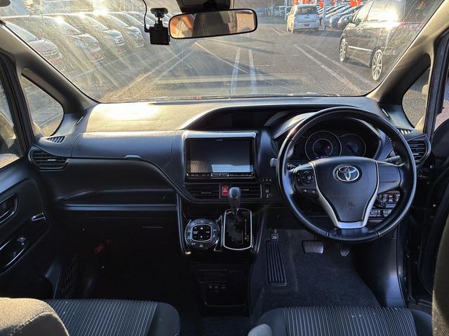 ヴォクシー ZS 3列シート レーンアシスト フルセグ CD/DVD Bluetooth バックカメラ アイドリングストップ スマートキー プッシュスタート ETC クルーズコントロール 電動格納ミラー トートライト(3枚目)