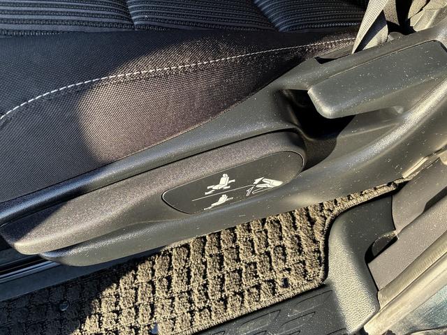 ヴォクシー ZS 3列シート レーンアシスト フルセグ CD/DVD Bluetooth バックカメラ アイドリングストップ スマートキー プッシュスタート ETC クルーズコントロール 電動格納ミラー トートライト(16枚目)