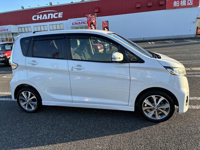 デイズ ハイウェイスター　Ｇターボ　Ｗエアバック　バックカメラ　サイドカメラ　フロントカメラ　スマートキー　プッシュスタート　ＥＴＣ　電動格納ミラー　オートライト　純正アルミホイール１５インチ　フロアマット　ＨＩＤ　衝突安全ボディ（8枚目）